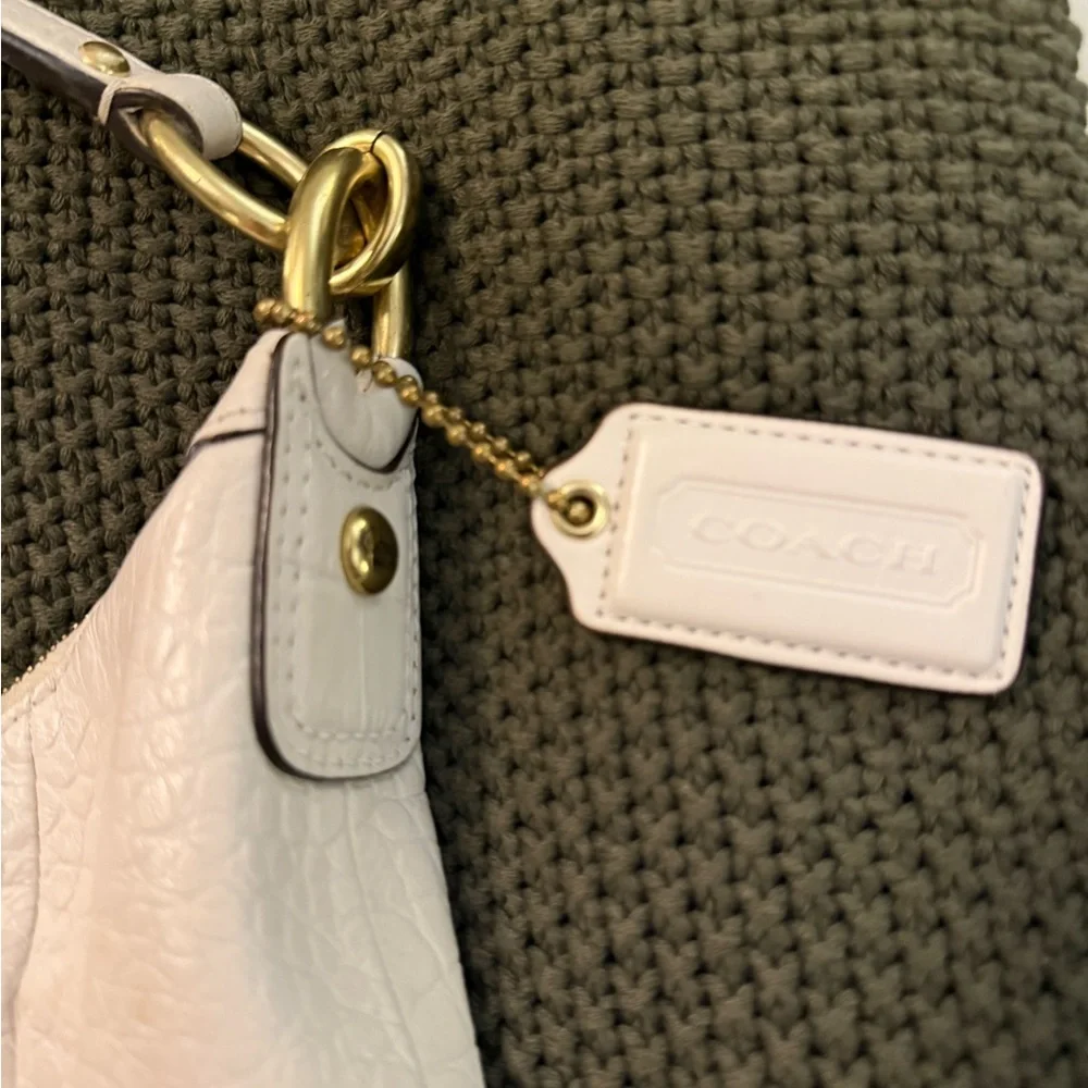 Coach White Croc-Embossed Leather Bag with Gold Clasp - Picture 4 of 5